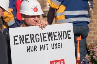 Ein Demonstrant hält vor der Sitzung der Kohlekommission ein Schild mit der Aufschrift "Energiewende nur mit uns!".