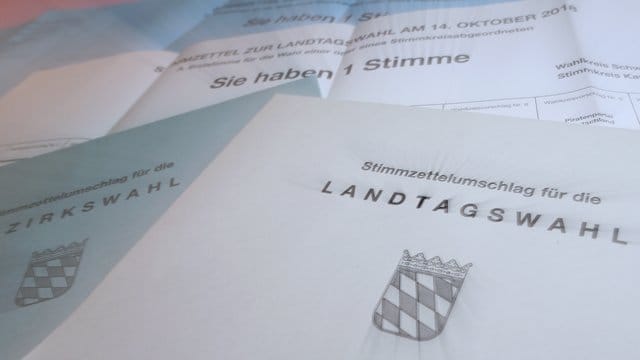 Briefwahlunterlagen in Bayern. (Archivbild): Bei der Kommunalwahl 2026 und der Landtagswahl 2028 sollen 16- und 17-Jährige nach dem Willen der Initiative mit wählen dürfen.