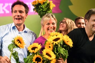 Katharina Schulze, der zweite Spitzenkandidat Ludwig Hartmann (l.) und Grünen-Chef Robert Habeck: Die Grünen haben derzeit gute Laune.
