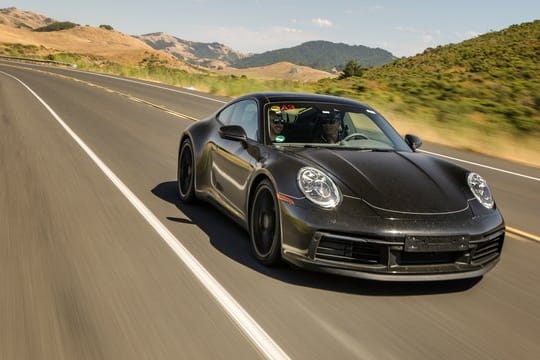 Der neue Porsche 911: Die Form des Elfers grundlegend zu ändern, käme wohl einem Frevel gleich. Daher zeigt die Neuauflage nur marginale Änderungen bei Form und Format.