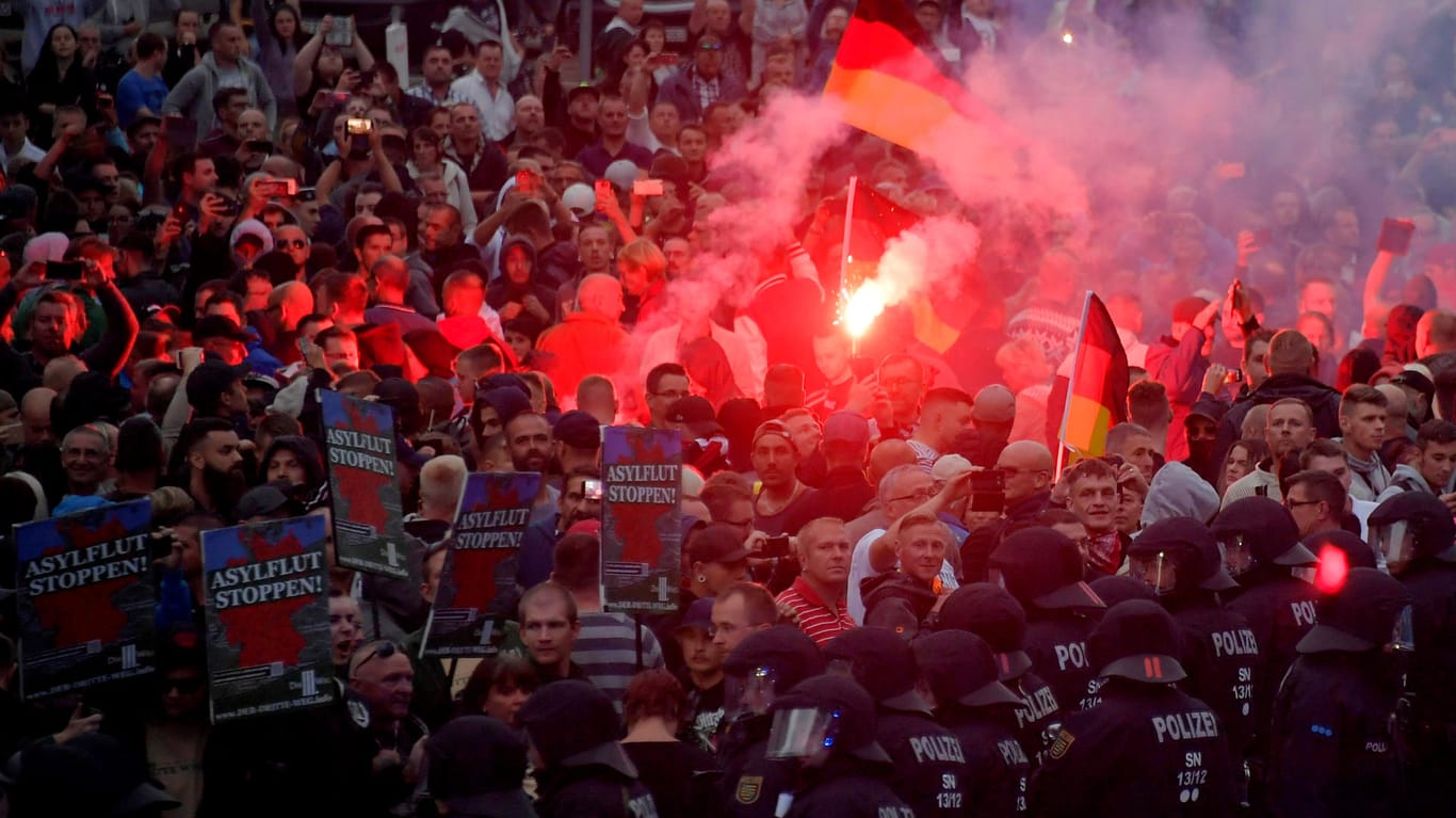 Rechte demonstrieren in Chemnitz: Rechtsextreme verbuchen die Proteste aus Sicht der Bundesregierung als Erfolg.