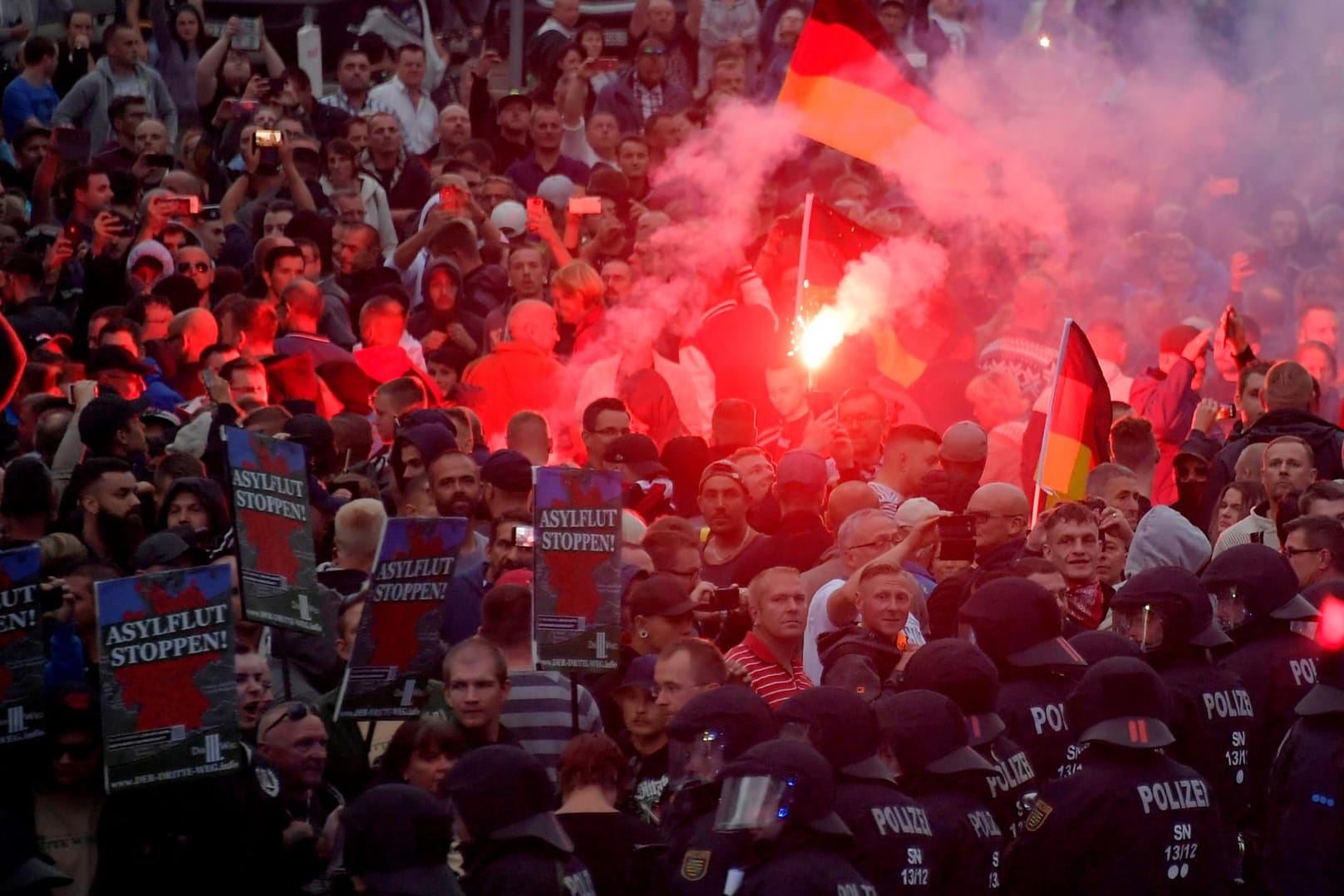 Rechte demonstrieren in Chemnitz: Rechtsextreme verbuchen die Proteste aus Sicht der Bundesregierung als Erfolg.
