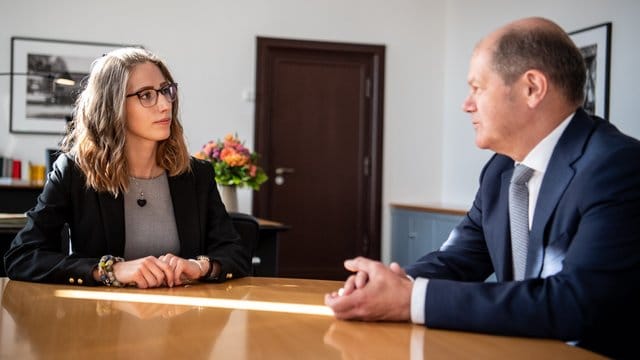 Studentin Celina Kühl übernimmt zum Weltmädchentag für einen Tag symbolisch das Finanzministerium von Olaf Scholz (SPD).