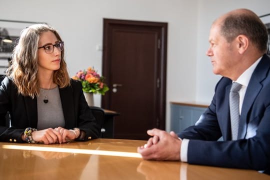 Studentin Celina Kühl übernimmt zum Weltmädchentag für einen Tag symbolisch das Finanzministerium von Olaf Scholz (SPD).