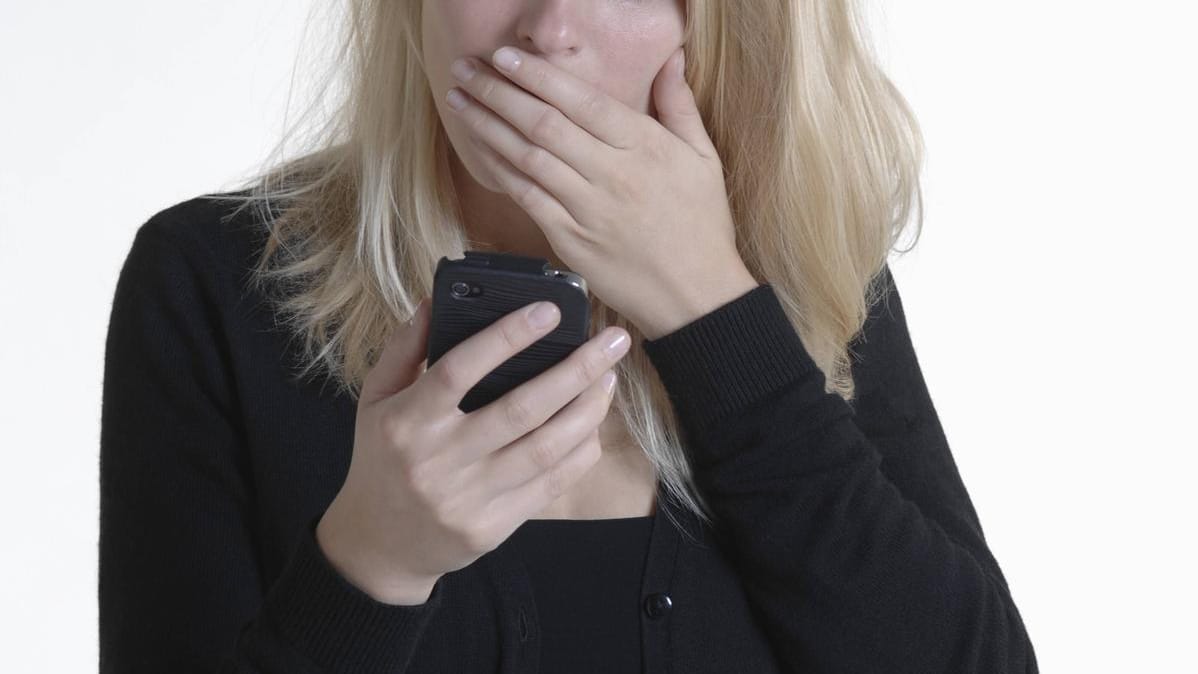 "Rewe sagt Danke": Ihre Banking-App zeigte Angelika Rouyer eine Abbuchung von 8,6 Milliarden Euro an. Da fiel ihr glatt die Semmel aus der Hand. "Rewe sagt Danke": Ihre Banking-App zeigte Angelika Rouyer eine Abbuchung von 8,6 Milliarden Euro an. Da fiel ihr glatt die Semmel aus der Hand.