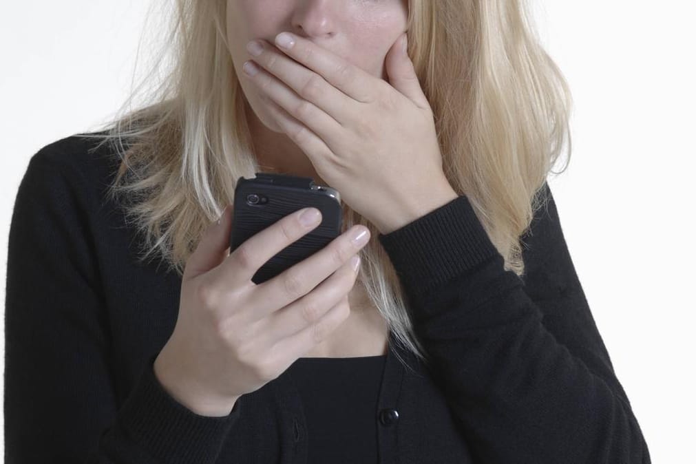"Rewe sagt Danke": Ihre Banking-App zeigte Angelika Rouyer eine Abbuchung von 8,6 Milliarden Euro an. Da fiel ihr glatt die Semmel aus der Hand.