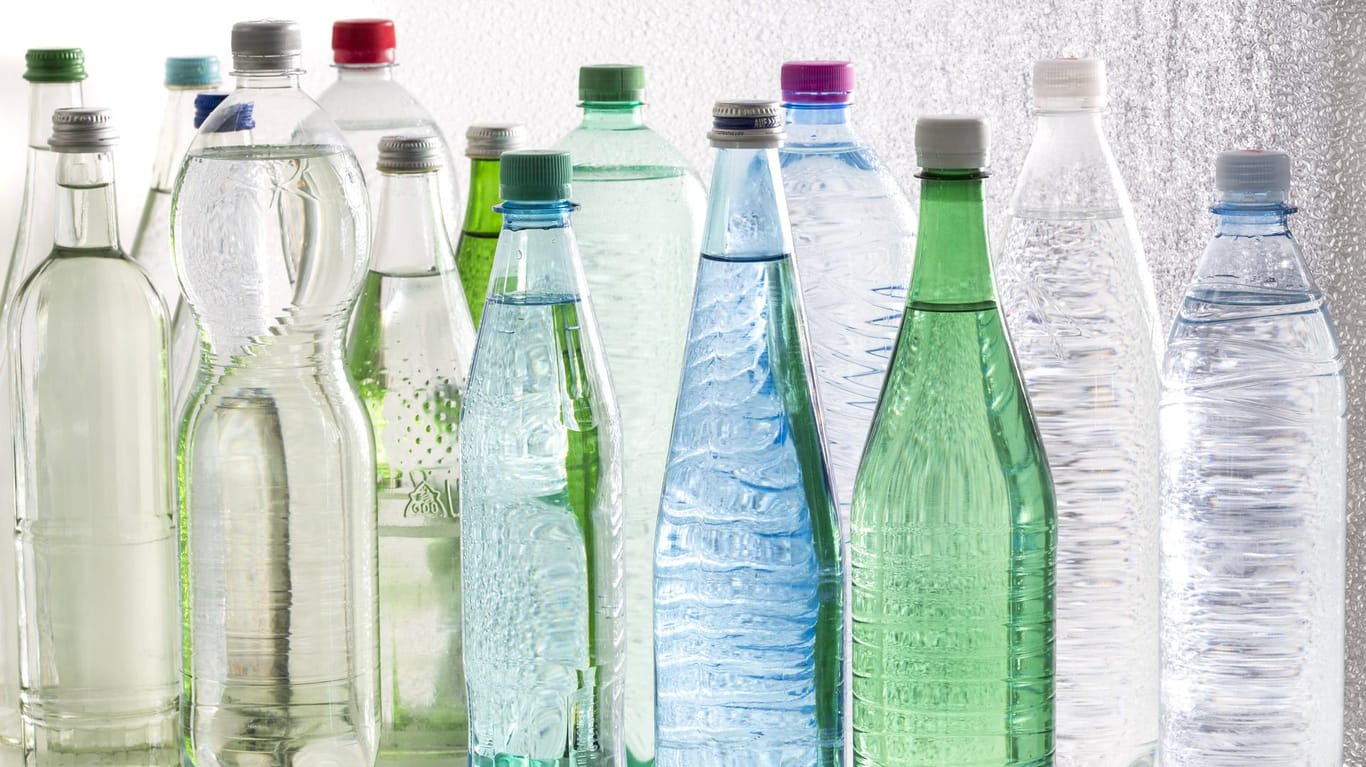 Wasserflaschen: Ob es sich bei Flaschen um solche handelt, die wiederverwendet werden, ist gar nicht so einfach zu erkennen.
