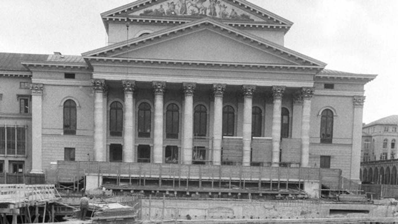 Das im Zweiten Weltkrieg zerstörte Nationaltheater in München wurde wieder aufgebaut und 1963 wieder eröffnet.