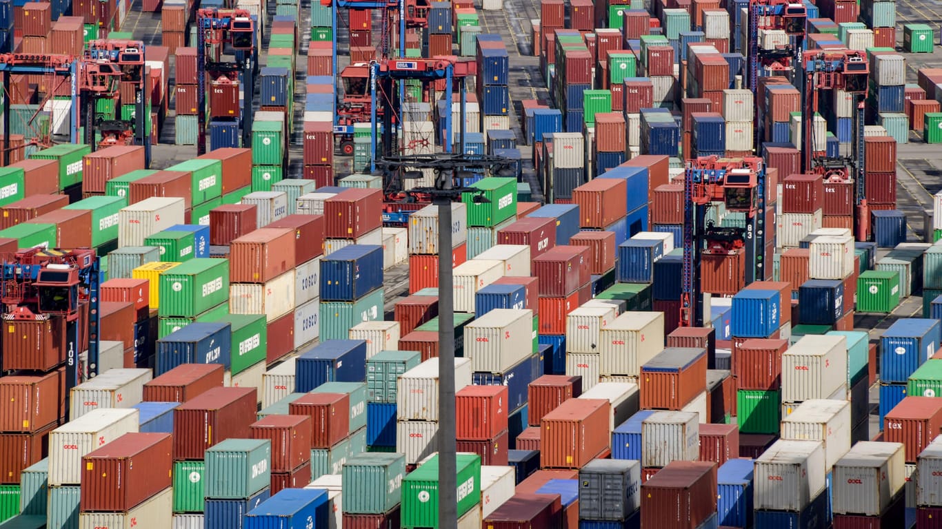 Container am Terminal in Hamburg: Die Bundesregierung senkt ihre Wachstumsprognose für nächstes Jahr.