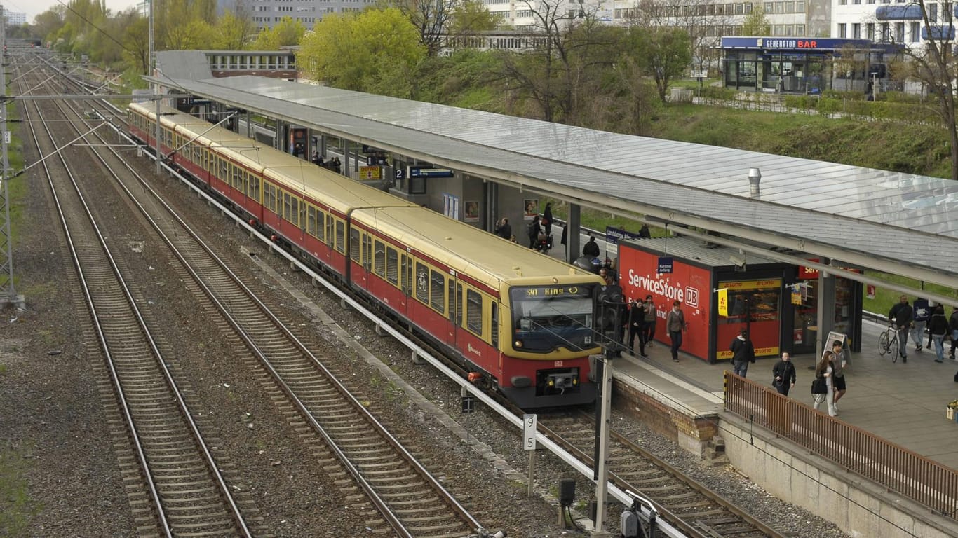 S-Bahnhof Landsberger Allee: Hier feierten Studierende ausgelassen den Semesterstart. (Archivbild)