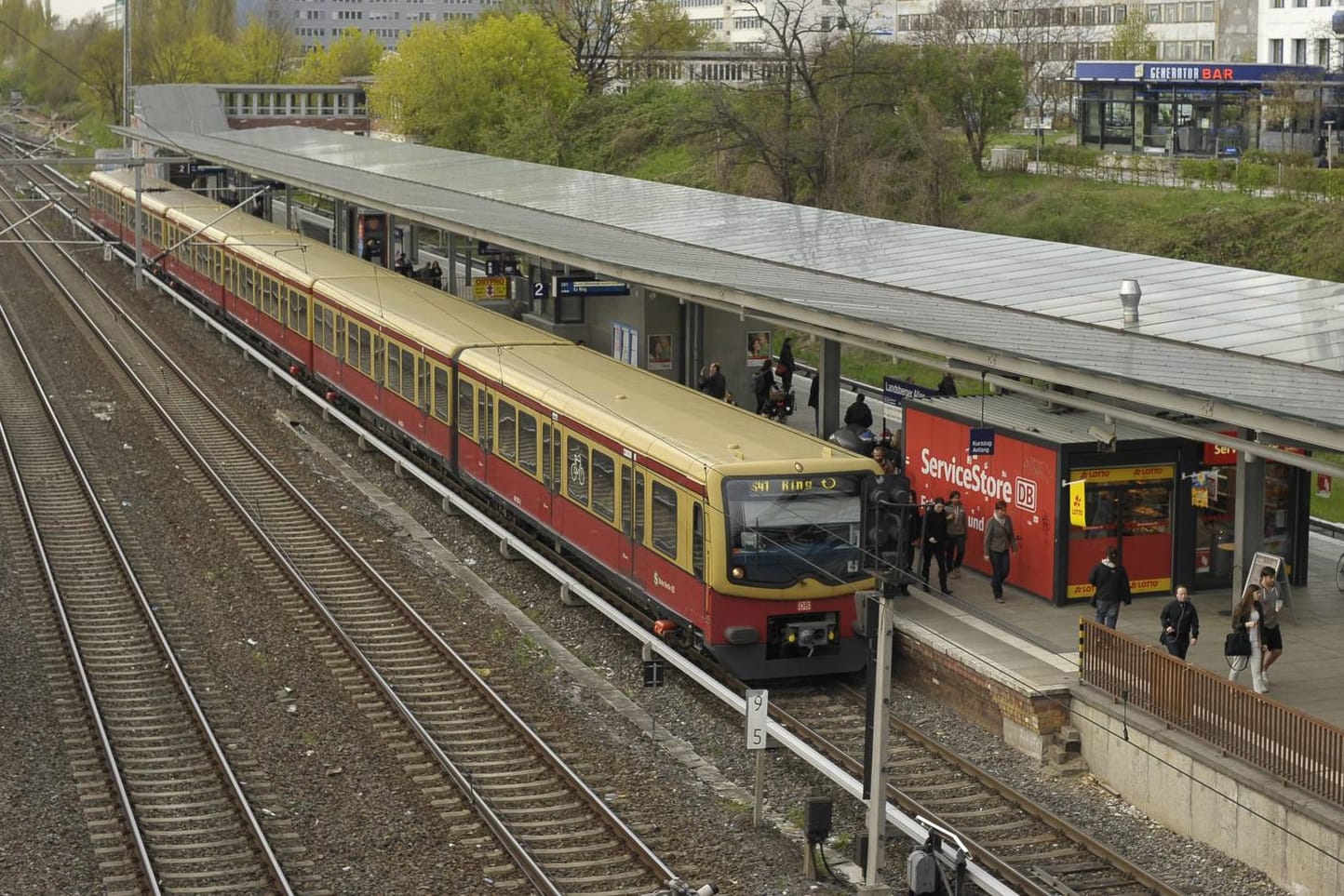S-Bahnhof Landsberger Allee: Hier feierten Studierende ausgelassen den Semesterstart. (Archivbild)