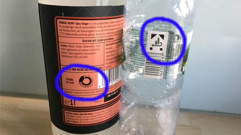 Flaschenetiketten im Vergleich: Links eine Mehrwegflasche mit entsprechendem Siegel, rechts eine Einwegflasche mit Pfandzeichen.