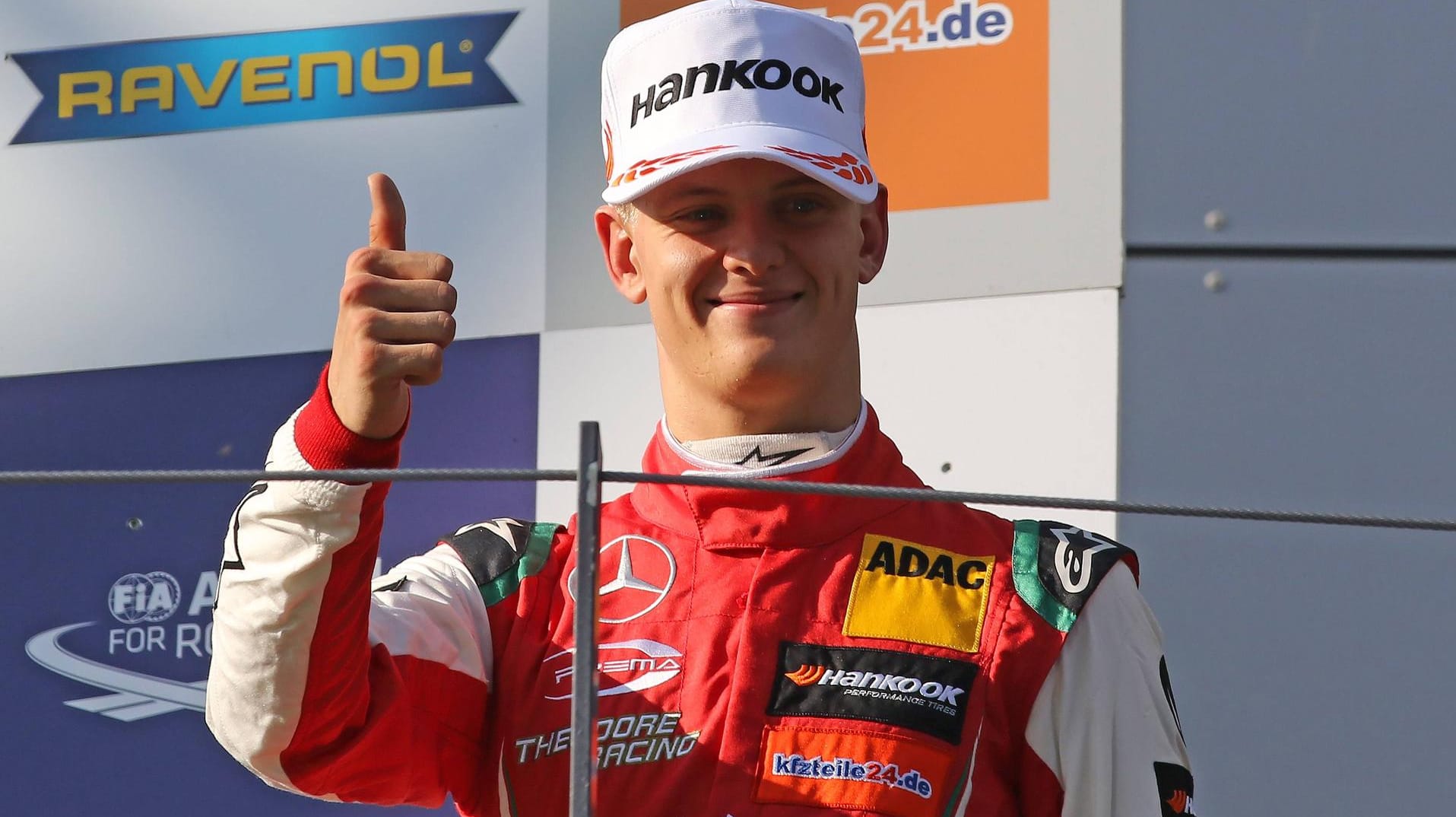 Posiert nach Siegen ähnlich wie Vater Michael: Mick Schumacher.