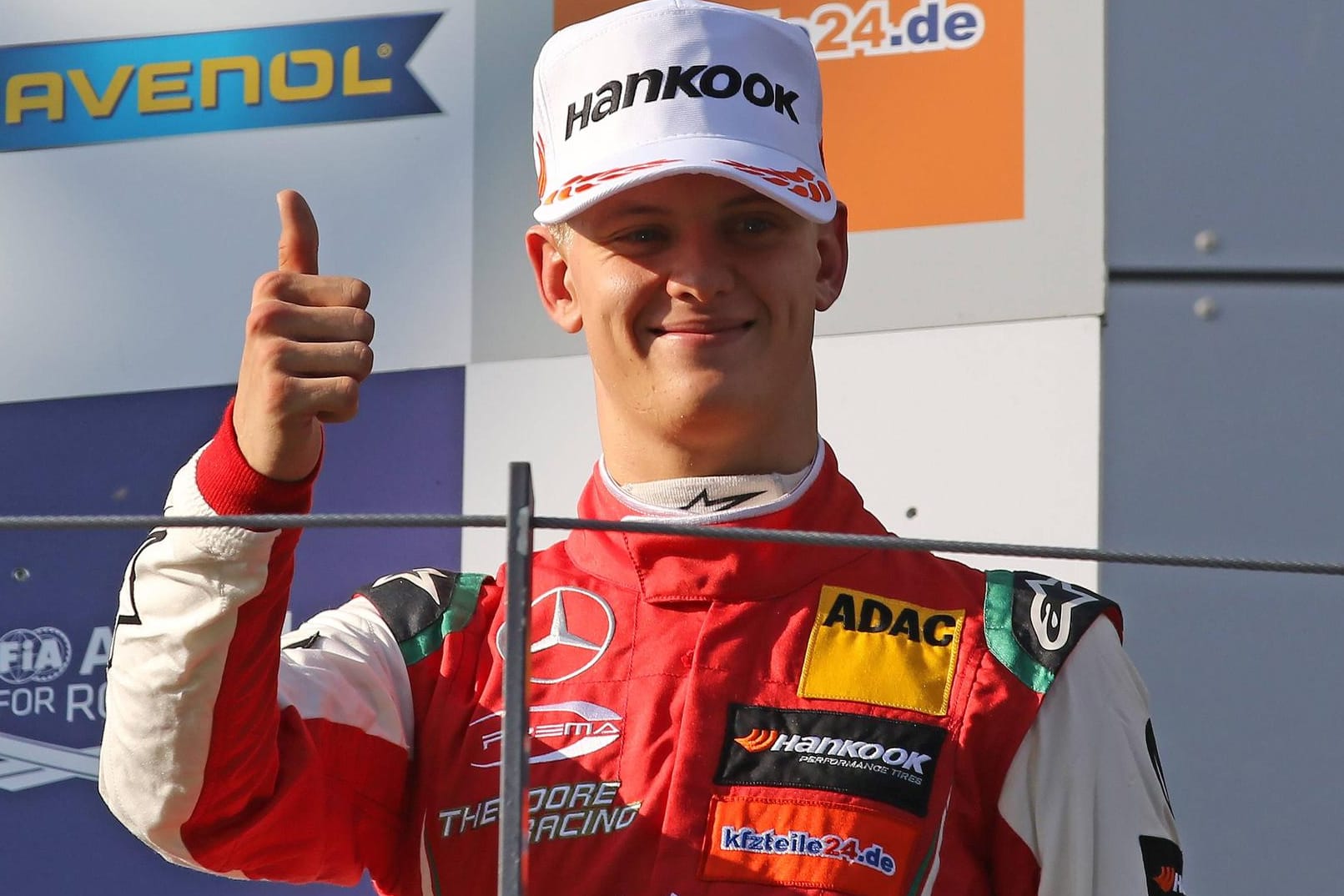 Posiert nach Siegen ähnlich wie Vater Michael: Mick Schumacher.