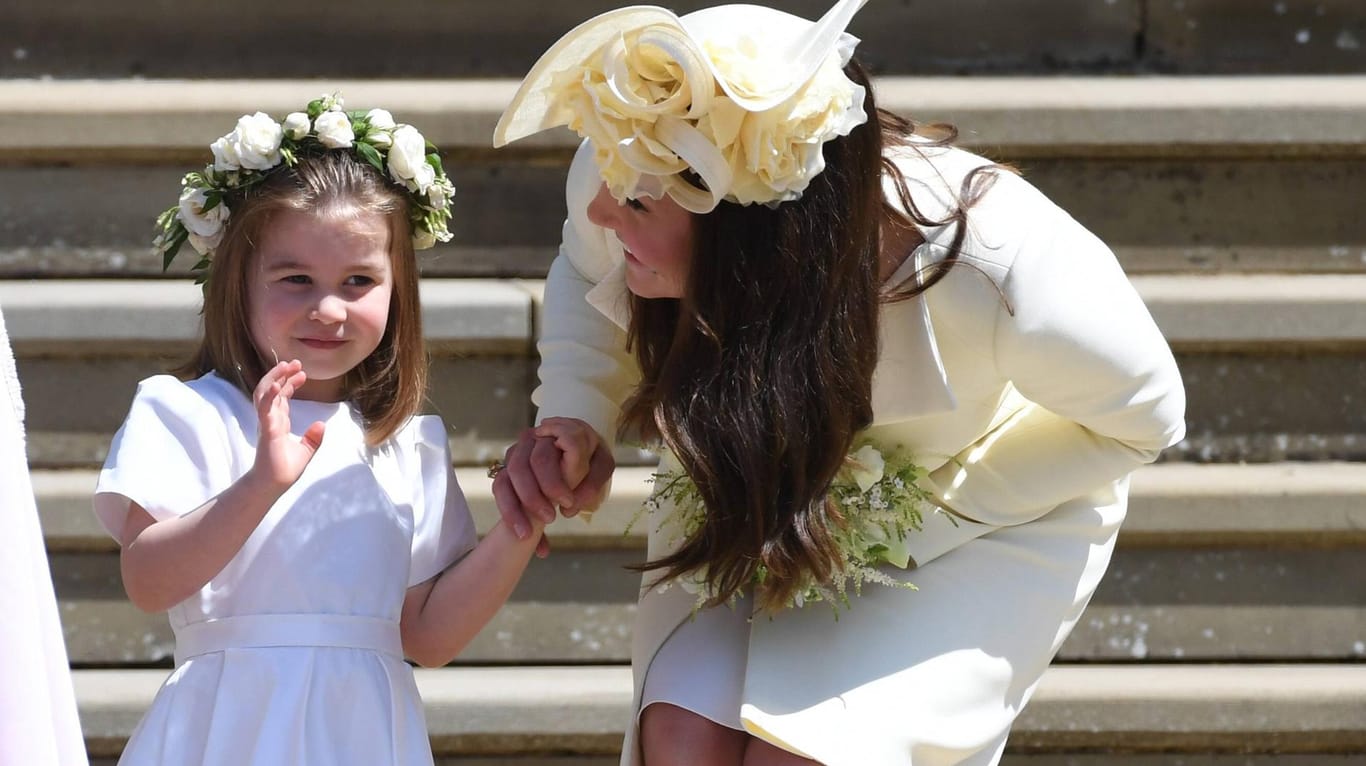 Das macht sie doch locker: Prinzessin Charlotte hat in diesem Jahr schon Erfahrung als Blumenmädchen gesammelt.