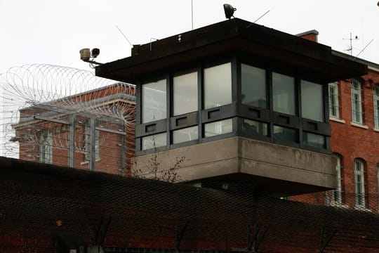 Ein Wachturm der Justizvollzugsanstalt Fuhlsbüttel in Hamburg (Archivbild): Am Donnerstag wurden mehrere Zellen durchsucht.