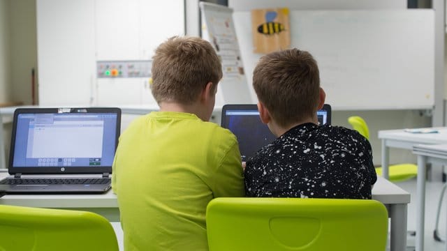 Zwei Drittel der Befragten geht davon aus, dass die Verbreitung von Falschnachrichten den gesellschaftlichen Zusammenhalt in Deutschland gefährdet. Zwei Drittel der Befragten geht davon aus, dass die Verbreitung von Falschnachrichten den gesellschaftlichen Zusammenhalt in Deutschland gefährdet.