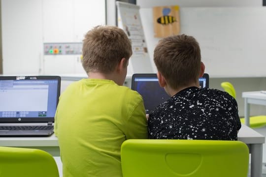 Zwei Drittel der Befragten geht davon aus, dass die Verbreitung von Falschnachrichten den gesellschaftlichen Zusammenhalt in Deutschland gefährdet.