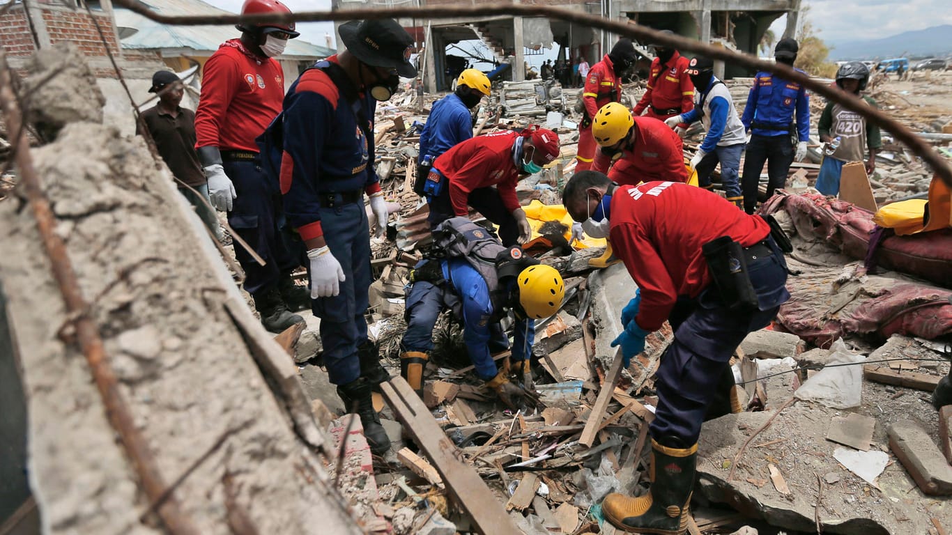Suche nach Tsunami-Opfern: Die indonesischen Inseln wurden von einer Reihe Naturkatastrophen überrascht.