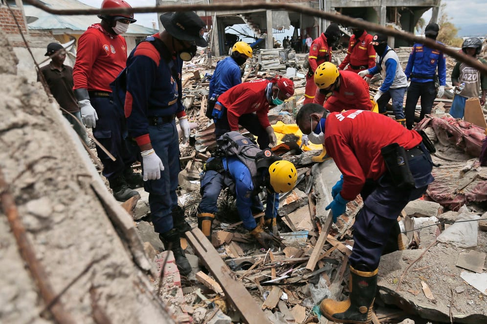 Suche nach Tsunami-Opfern: Die indonesischen Inseln wurden von einer Reihe Naturkatastrophen überrascht.