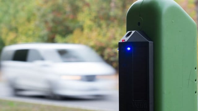 Ein Wildwarner gibt ein akustisches und optisches Signal ab, wenn sich ein Fahrzeug nähert. Ein Wildwarner gibt ein akustisches und optisches Signal ab, wenn sich ein Fahrzeug nähert.