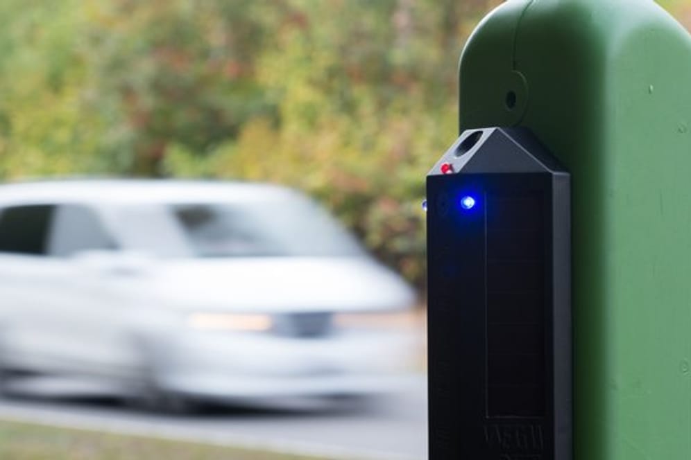 Ein Wildwarner gibt ein akustisches und optisches Signal ab, wenn sich ein Fahrzeug nähert.