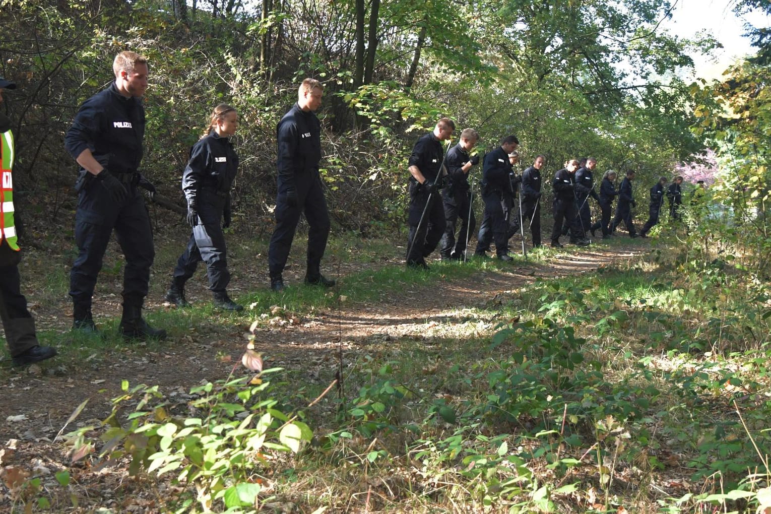 Suchaktion der Polizei: Ermittler stellen einen möglichen Zusammenhang zwischen dem gefundenen Schädel und der vermissten Monika Crantz her.