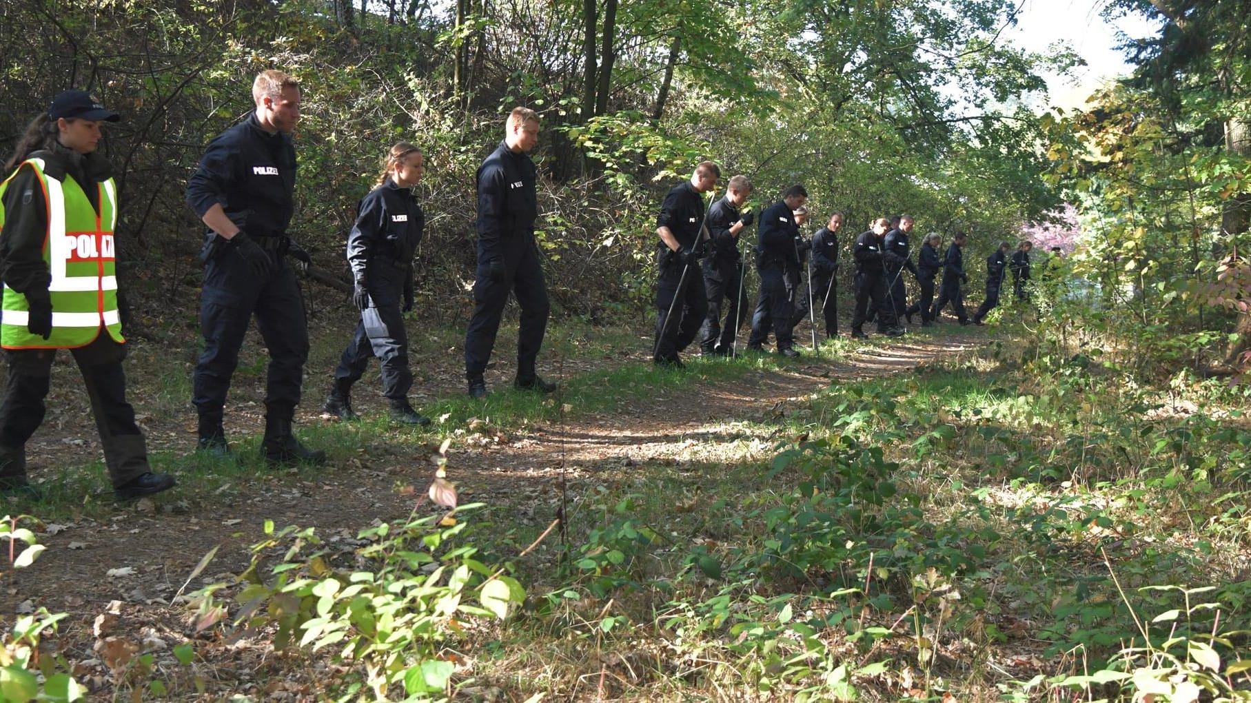 Suchaktion der Polizei: Ermittler stellen einen möglichen Zusammenhang zwischen dem gefundenen Schädel und der vermissten Monika Crantz her.