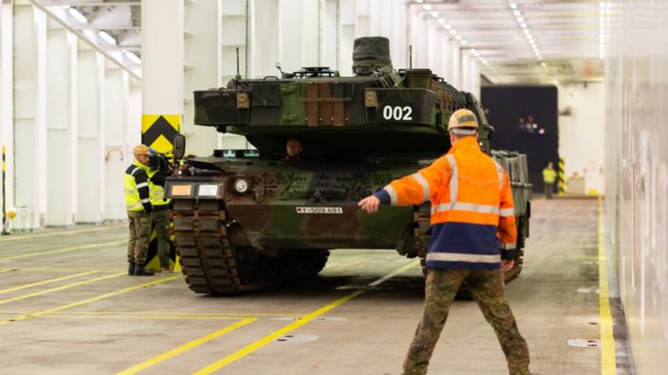 Leopard-2-Panzer für das Großmanöver der Nato in Norwegen.