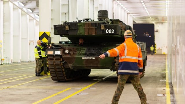 Leopard-2-Panzer für das Großmanöver der Nato in Norwegen.