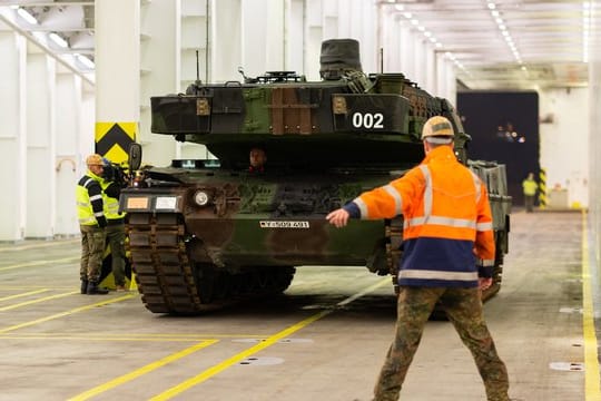 Leopard-2-Panzer für das Großmanöver der Nato in Norwegen.