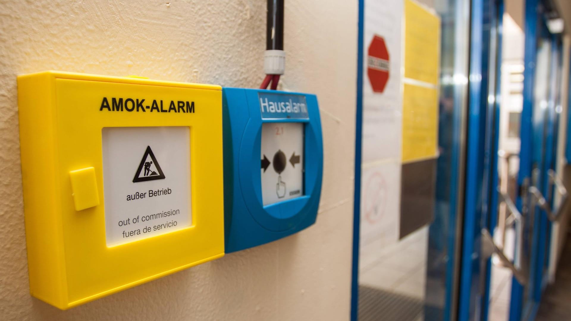 Amok-Alarmanlage in einer Schule: Für einen freien Tag erlaubte sich ein Schüler in Bayern einen schlechten Scherz. Amok-Alarmanlage in einer Schule: Für einen freien Tag erlaubte sich ein Schüler in Bayern einen schlechten Scherz.