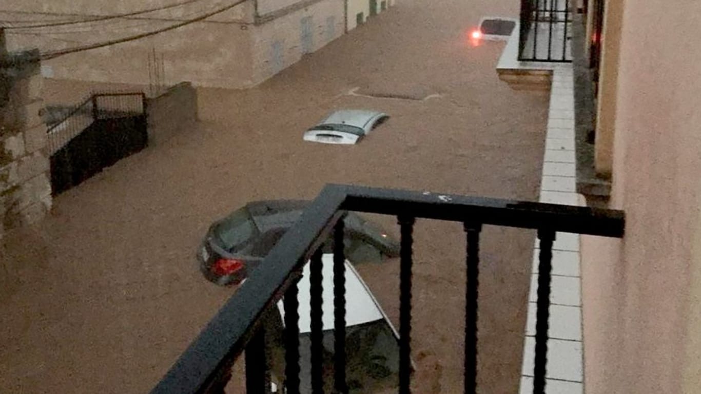 Straße im Wasser: In Sant Llorenc auf Mallorca wurden auch eine Mutter und ihr Sohn von den Fluten mitgerissen. Die Tochter wurde von einem Deutschen : gerettet.