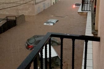 Straße im Wasser: In Sant Llorenc auf Mallorca wurden auch eine Mutter und ihr Sohn von den Fluten mitgerissen. Die Tochter wurde von einem Deutschen : gerettet.