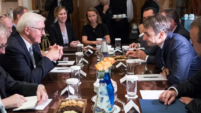 Bundespräsident Frank-Walter Steinmeier (l) und der griechische Oppositionsführer, Kyriakos Mitsotakis, treffen sich zu einem Gespräch im Hotel Grande Bretagne. Bundespräsident Steinmeier und seine Frau sind zu einem dreitägigen Staatsbesuch in Griechenland.