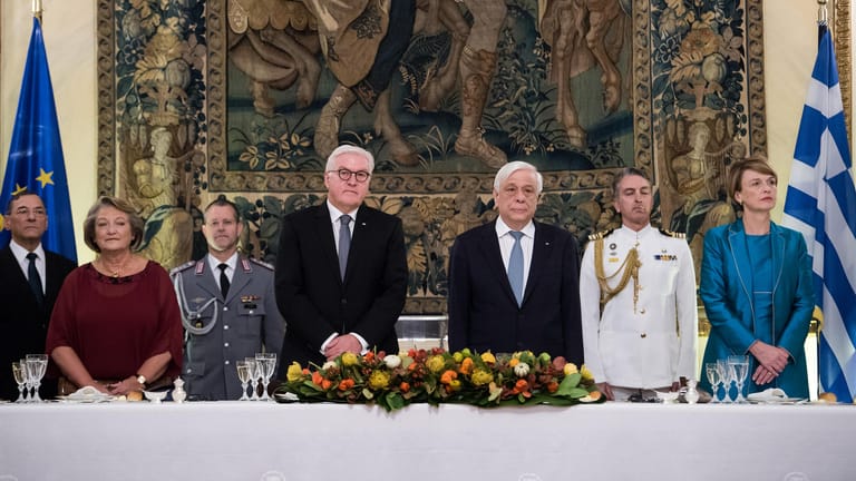 Bundespräsident Frank-Walter Steinmeier (4.v.l)und seine Frau Elke Büdenbender (r), Prokopis Pavlopoulos (3.v.r), Präsident von Griechenland, und seine Frau, Sophia Pavlopoulou-Peltsemi (2.v.l), stehen bei einem Abendessen im Präsidialpalast.
