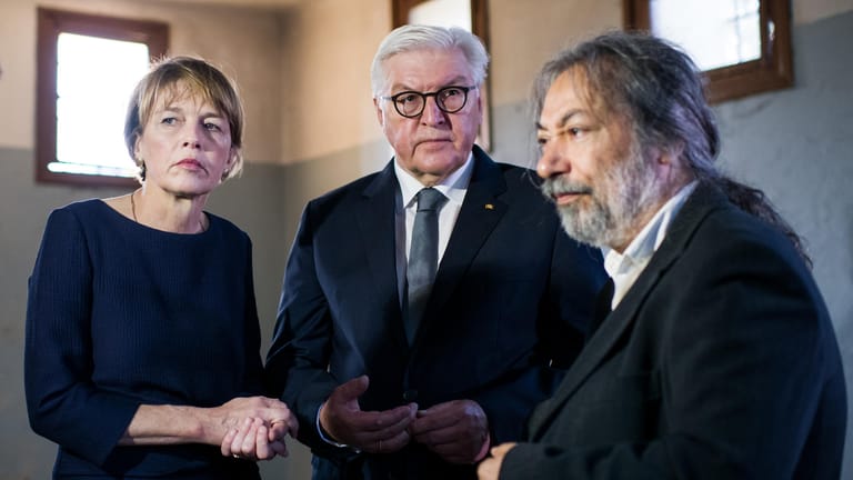 Das ehemalige deutsche KZ Chaidari bei Athen: Bundespräsident Frank-Walter Steinmeier (M), seine Frau Elke Büdenbender und Michalis Selekos (r), Bürgermeister von Chaidari.