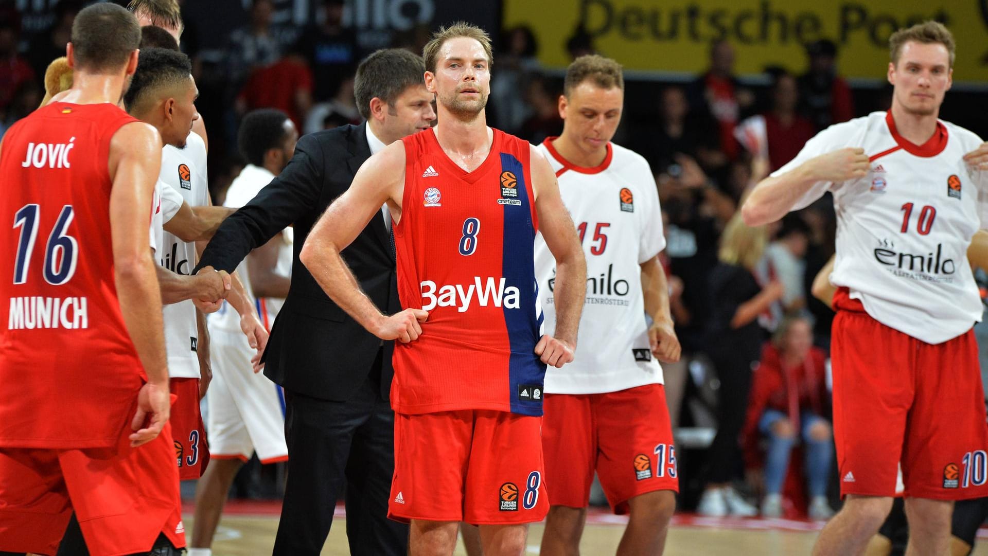 Ratlosigkeit: Die Spieler des FC Bayern Basketball nach der Pleite gegen Istanbul.