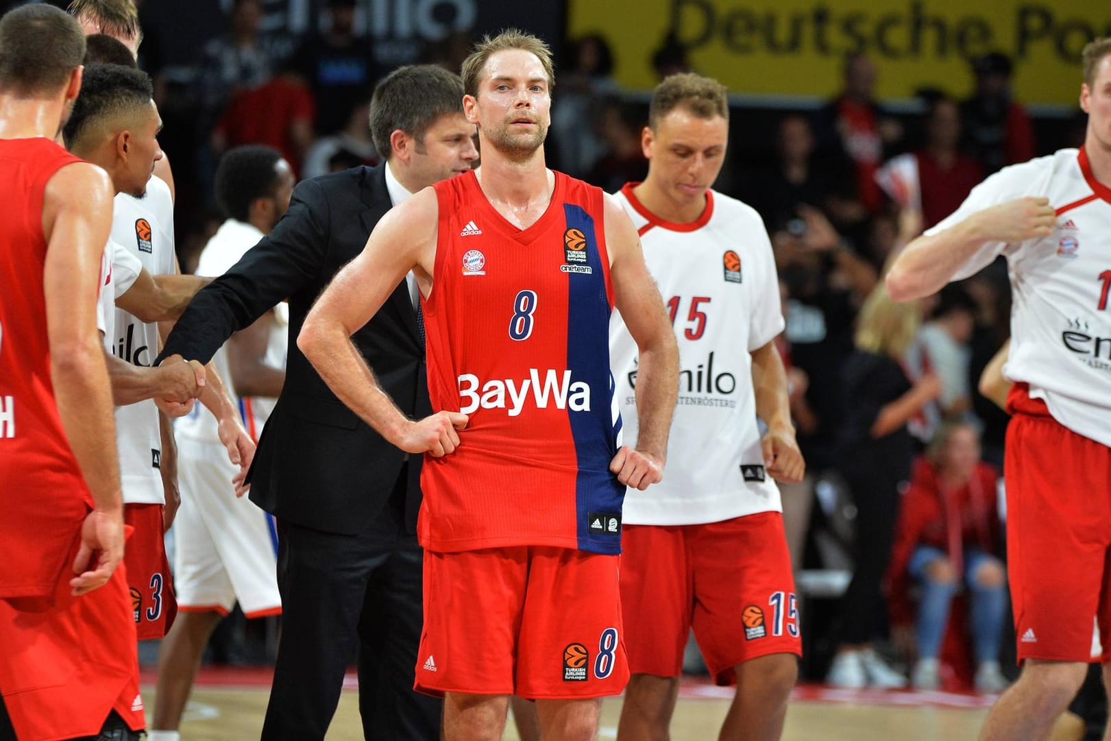 Ratlosigkeit: Die Spieler des FC Bayern Basketball nach der Pleite gegen Istanbul.