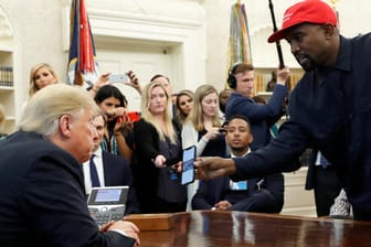 Kanye West bei Donald Trump: Im Weißen Haus macht der Rapper dem US-Präsidenten eine wahre Liebeserklärung.