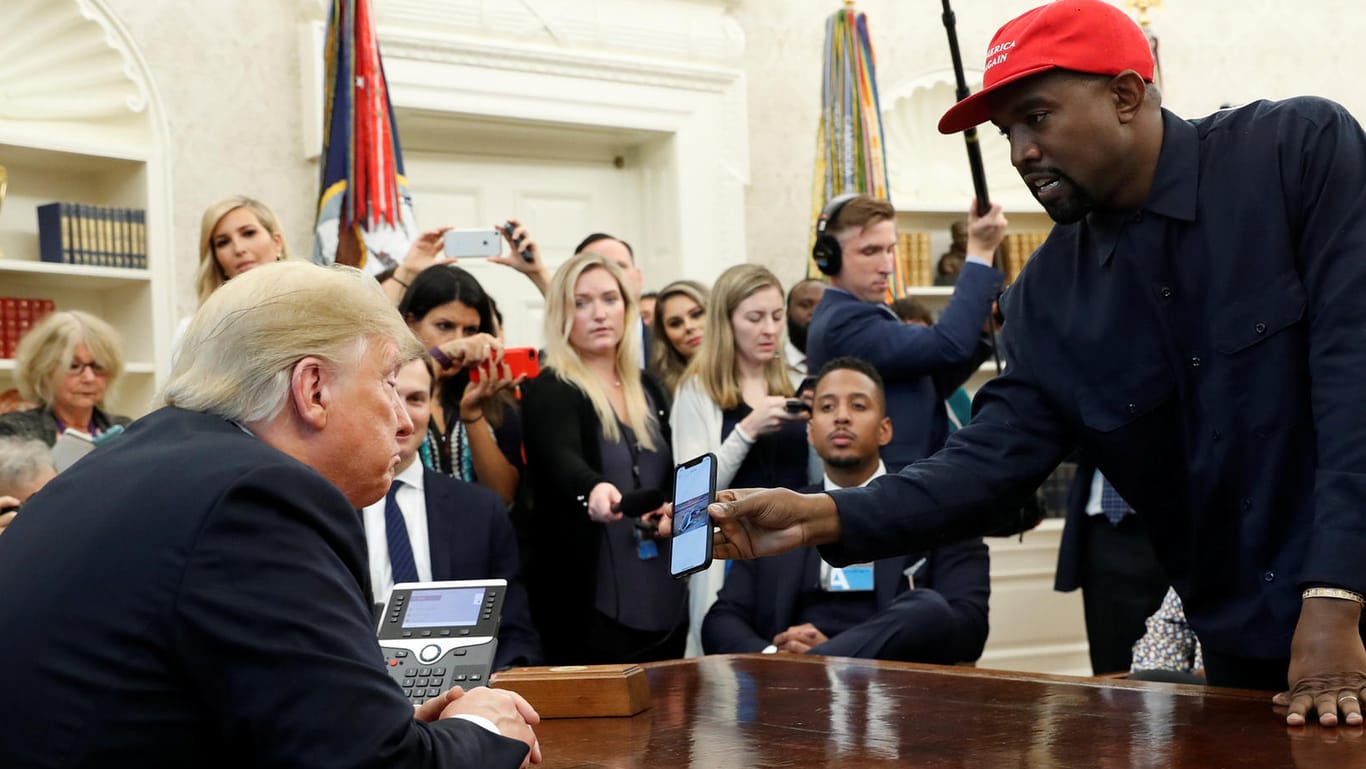 Kanye West bei Donald Trump: Im Weißen Haus macht der Rapper dem US-Präsidenten eine wahre Liebeserklärung.