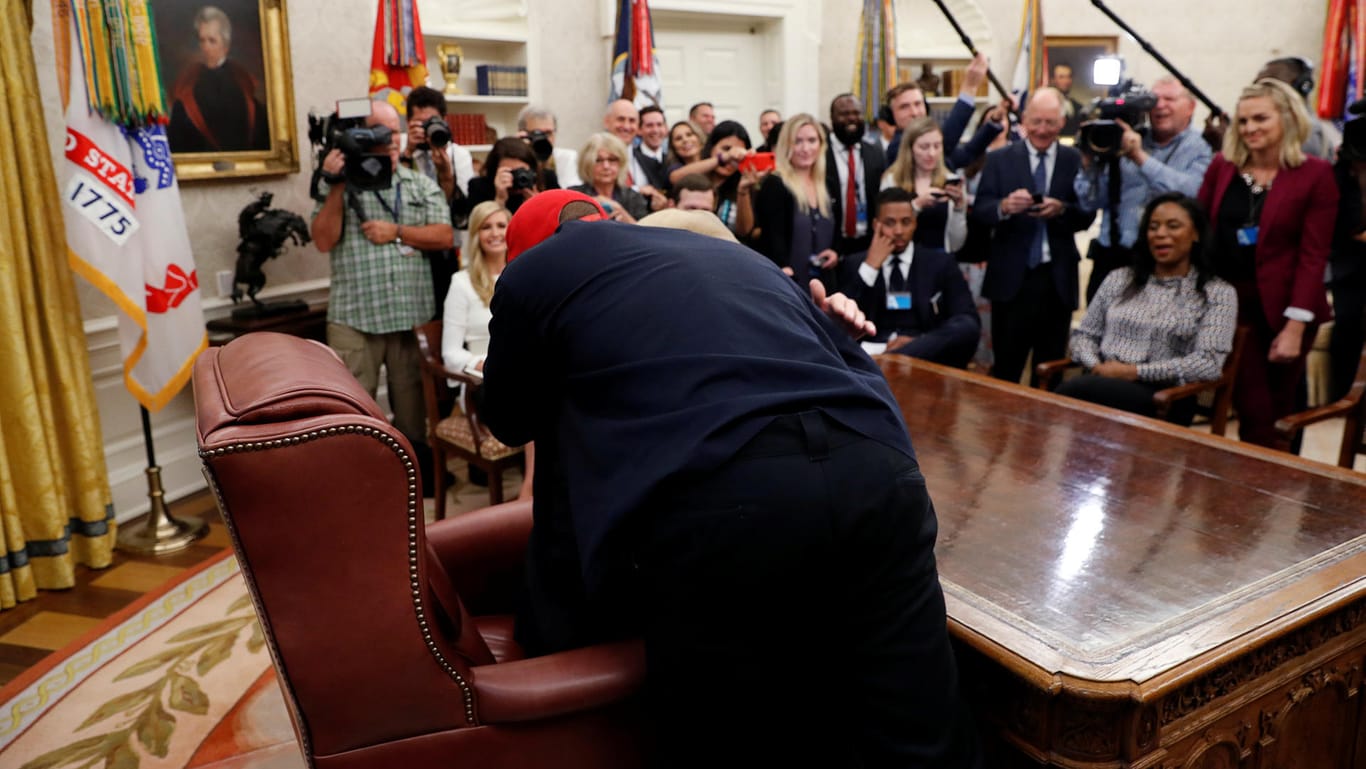 Überraschung für Trump: Kanye West umarmt ihn vor der versammelten Presse.