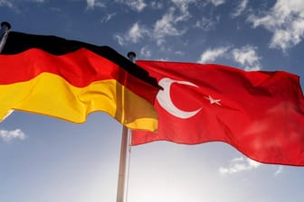 Die deutsche und türkische Nationalflagge: Im vergangenen Jahr hatte eine ganze Serie von Inhaftierungen die Beziehungen zwischen Deutschland und der Türkei schwer belastet.