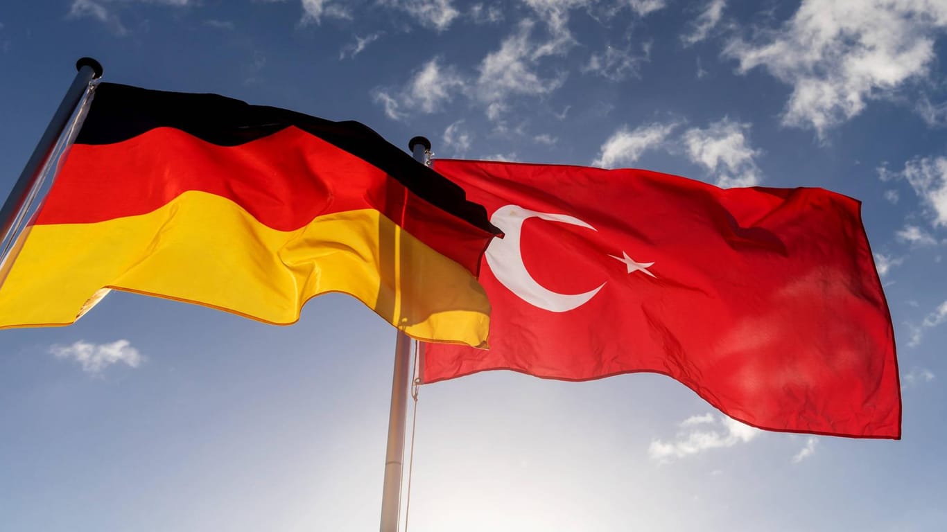 Die deutsche und türkische Nationalflagge: Im vergangenen Jahr hatte eine ganze Serie von Inhaftierungen die Beziehungen zwischen Deutschland und der Türkei schwer belastet.