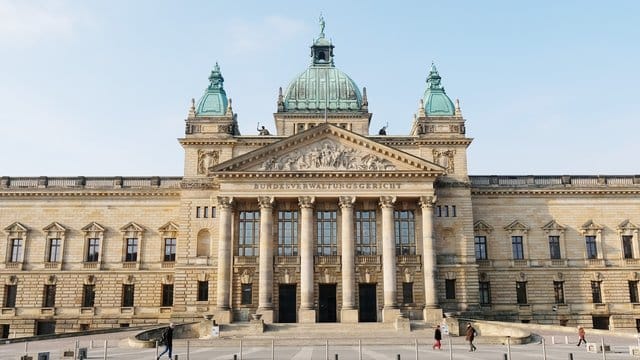 Das Bundesverwaltungsgericht hat entschieden: EU-Bürger mit festem Wohnsitz in Deutschland können sich ihren ausländischen Führerschein in Deutschland ohne MPU umschreiben lassen. Das Bundesverwaltungsgericht hat entschieden: EU-Bürger mit festem Wohnsitz in Deutschland können sich ihren ausländischen Führerschein in Deutschland ohne MPU umschreiben lassen.