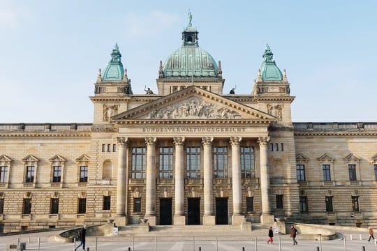 Das Bundesverwaltungsgericht hat entschieden: EU-Bürger mit festem Wohnsitz in Deutschland können sich ihren ausländischen Führerschein in Deutschland ohne MPU umschreiben lassen.