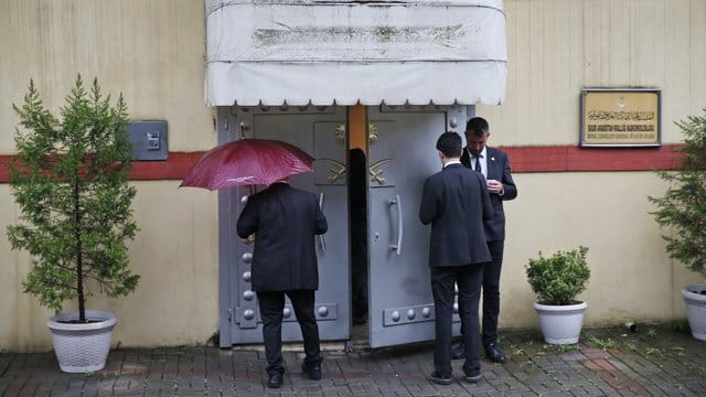 Sicherheitskräfte stehen vor der Eingangstür des saudi-arabischen Konsulats in Istanbul. Sicherheitskräfte stehen vor der Eingangstür des saudi-arabischen Konsulats in Istanbul.