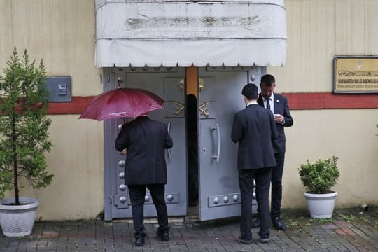 Sicherheitskräfte stehen vor der Eingangstür des saudi-arabischen Konsulats in Istanbul.