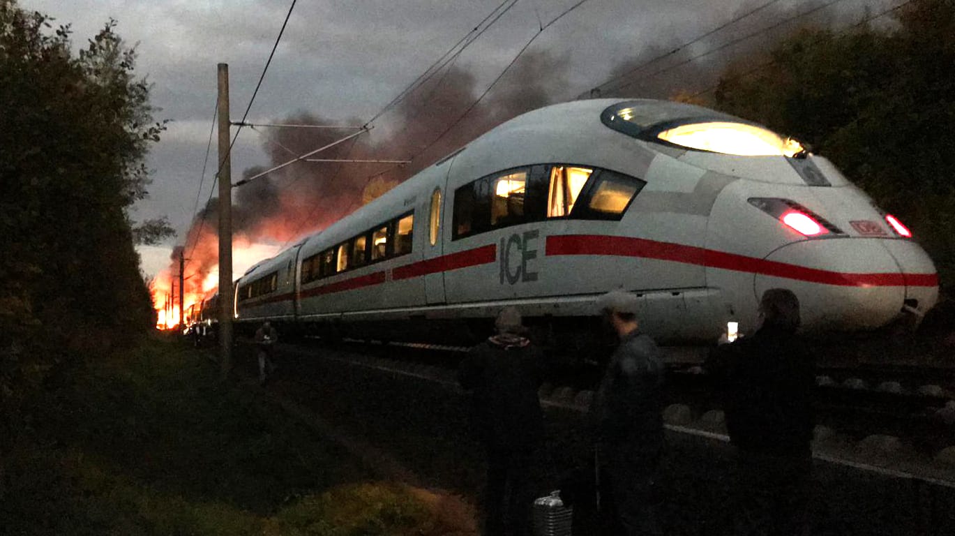 Feuerwehreinsatz: In der Nähe von Montabaur geriet ein ICE in Brand.