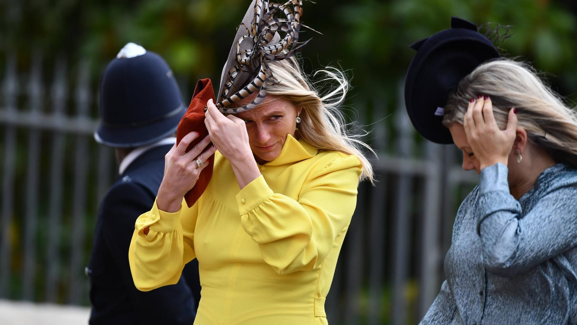 Ganz schön windig: Da müssen die Damen aufpassen, dass die Fascinators nicht wegfliegen.